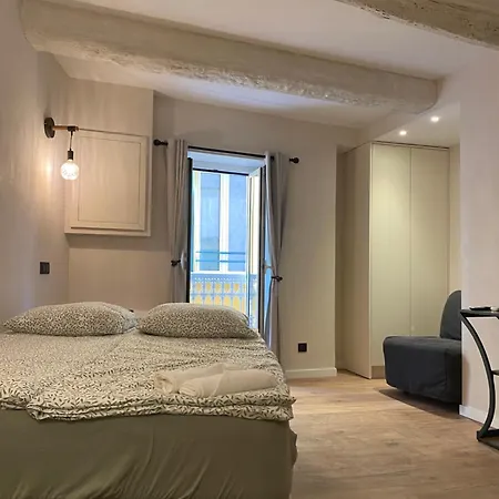 Refurbished In The Old Town, Steps From The Lägenhet Menton