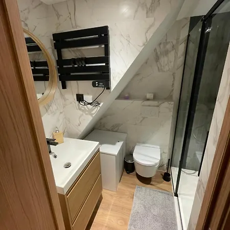 Refurbished In The Old Town, Steps From The Menton