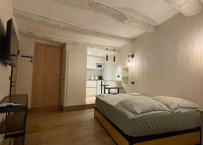 Refurbished In The Old Town, Steps From The Апартаменти