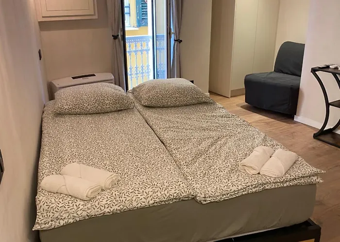 Апартаменти Refurbished In The Old Town, Steps From The