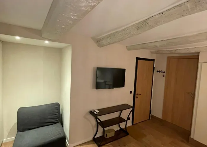 Refurbished In The Old Town, Steps From The