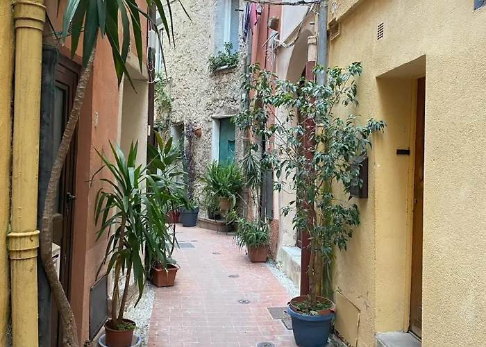 Refurbished In The Old Town, Steps From The Мантон