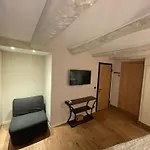 Refurbished In The Old Town, Steps From The