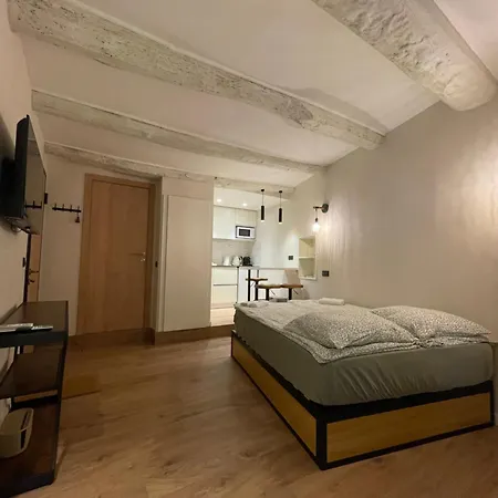 Refurbished In The Old Town, Steps From The Apartment