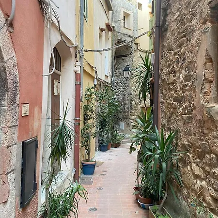 Apartment Refurbished In The Old Town, Steps From The