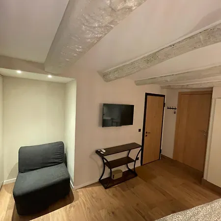 Refurbished In The Old Town, Steps From The