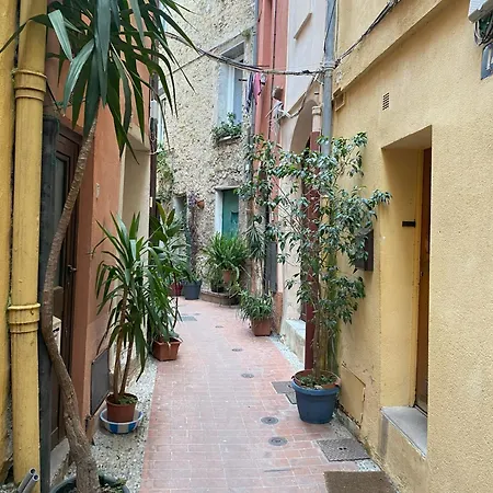 Refurbished In The Old Town, Steps From The Menton