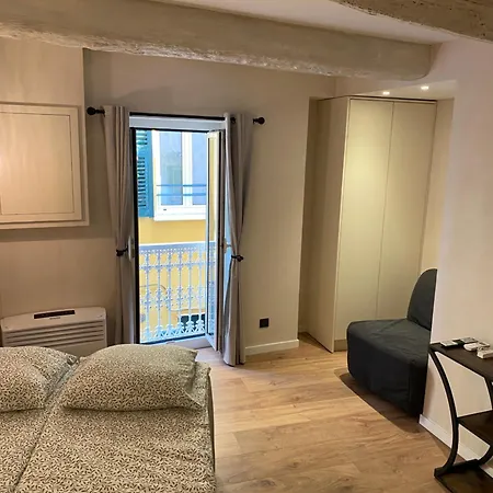 Refurbished In The Old Town, Steps From The Mentona