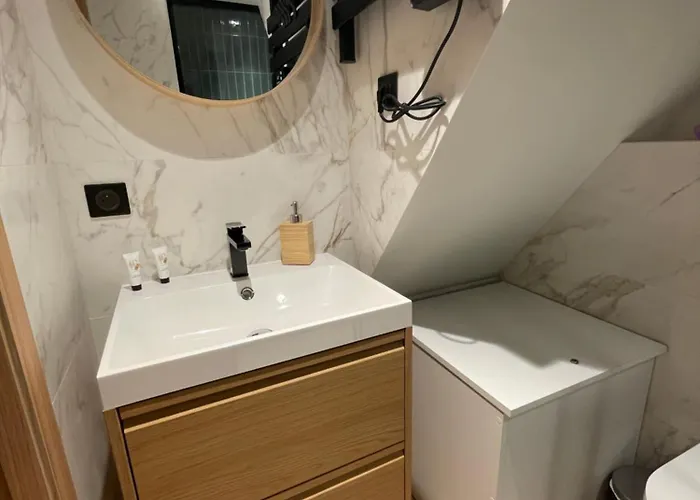 Refurbished In The Old Town, Steps From The Menton