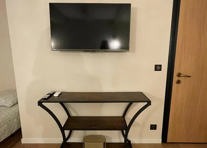 Refurbished In The Old Town, Steps From The