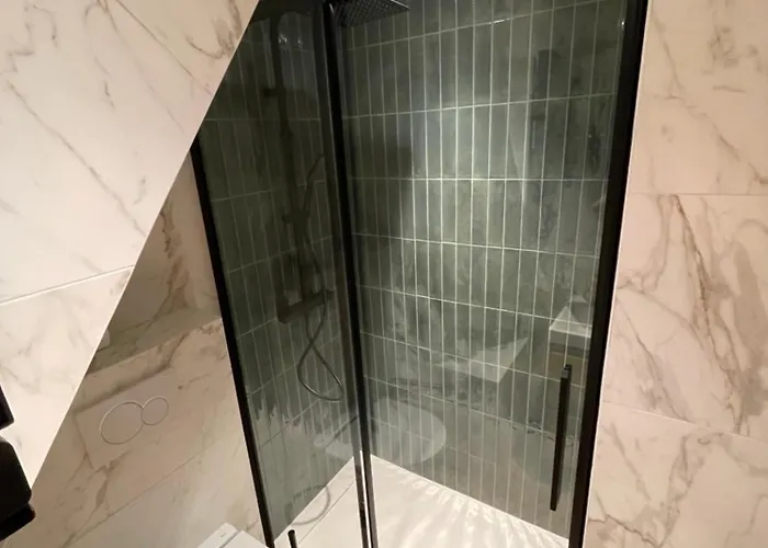 Refurbished In The Old Town, Steps From The マントン