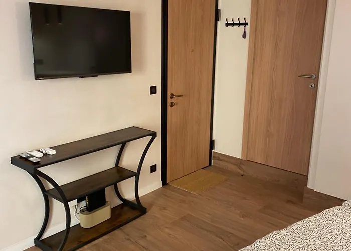 Refurbished In The Old Town, Steps From The *