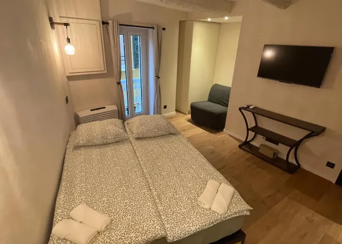 Apartment Refurbished In The Old Town, Steps From The *