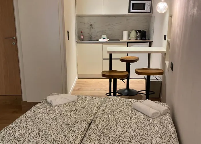 Refurbished In The Old Town, Steps From The