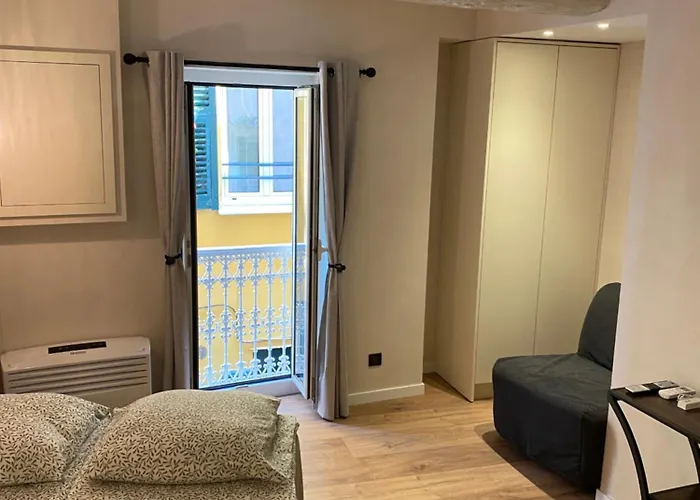 Refurbished In The Old Town, Steps From The Menton