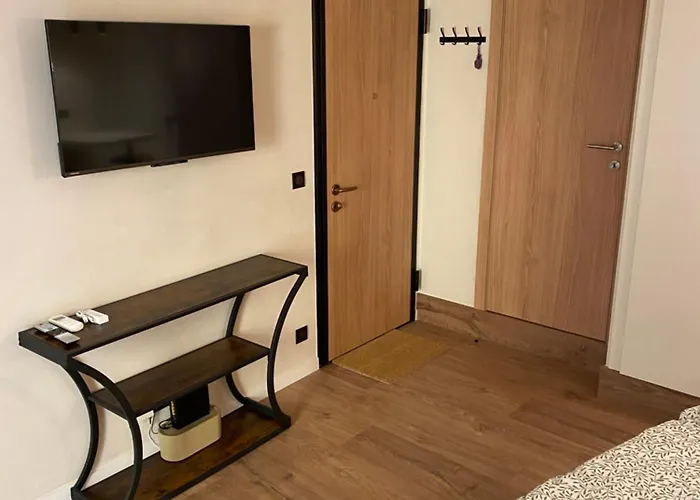 Refurbished In The Old Town, Steps From The *