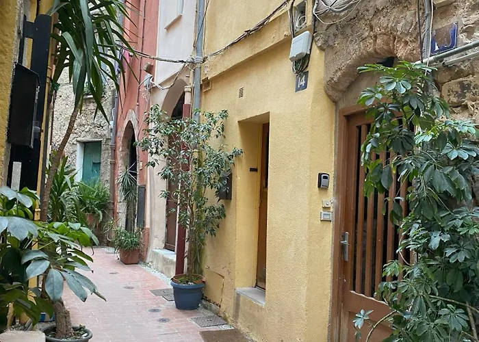 Refurbished In The Old Town, Steps From The